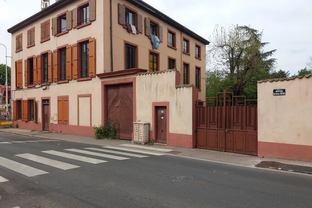 Façade et porche d'un immeuble d'habitation, avenue Barthélémy-Buyer à Lyon