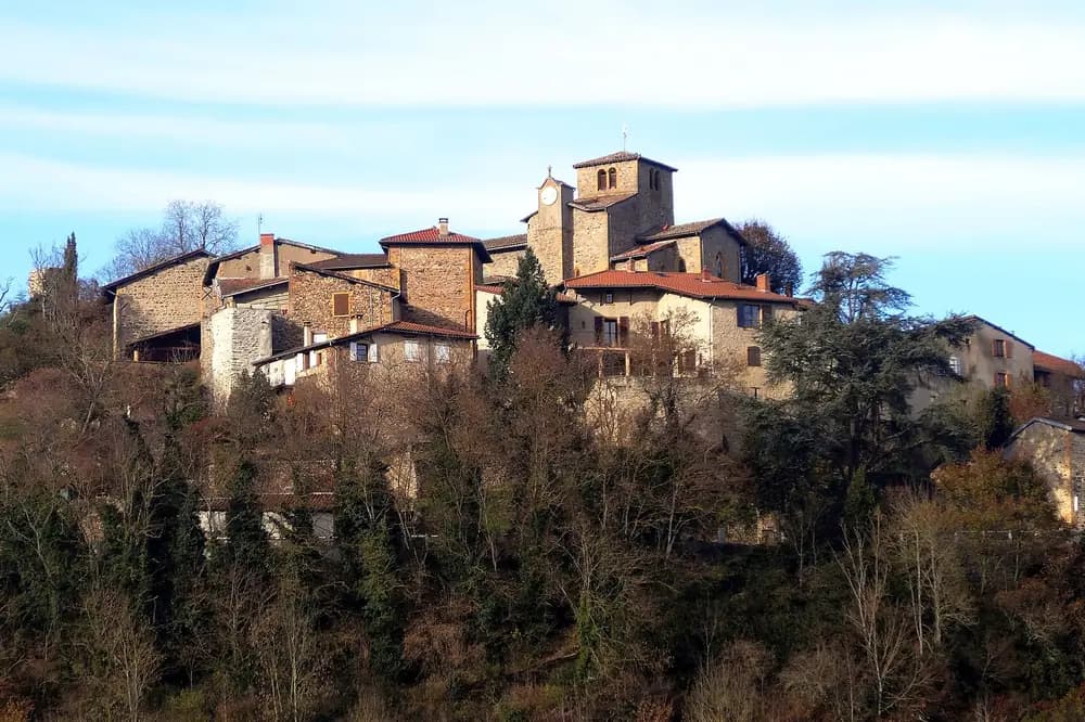 Village de Ternand perché sur sa colline, dans le Beaujolais des pierres dorées