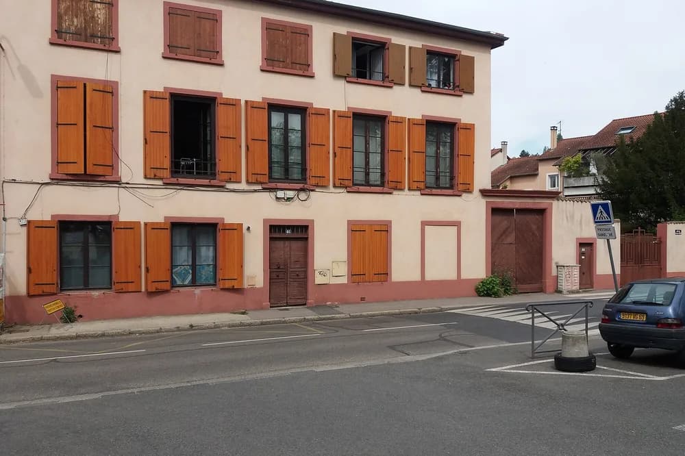 Immeuble d'habitation aux volets de bois, avenue Barthélémy-Buyer à Lyon