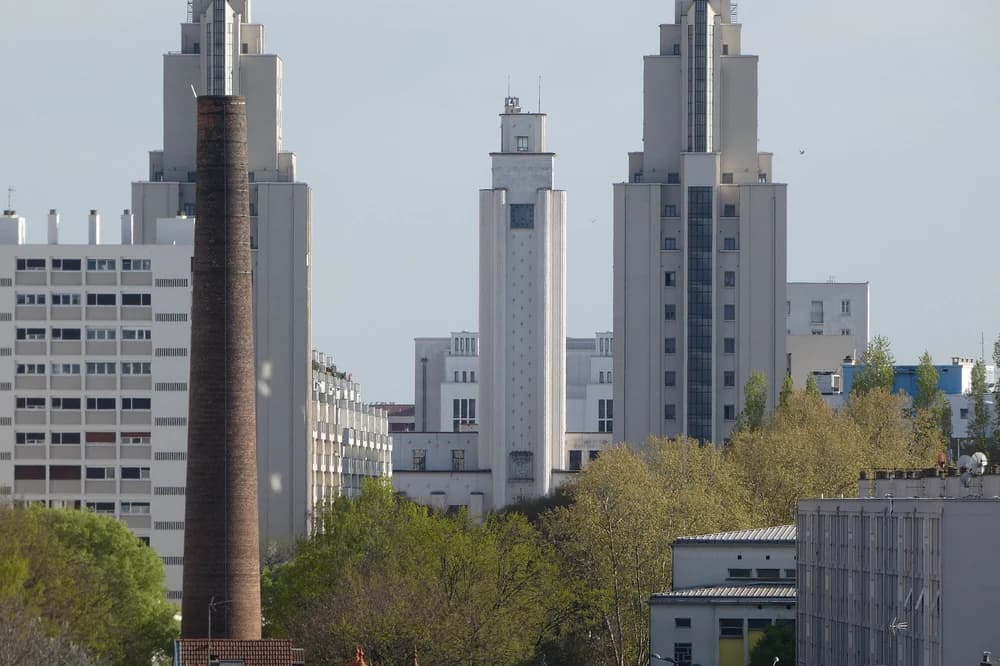 Les gratte-ciel de Villeurbanne et la cheminée de la chaufferie, vus de la rue du Pérou