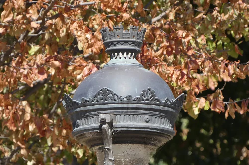 Tête d'un lampadaire de fonte au Jardin des Plantes de Lyon, sous les feuilles d'automne