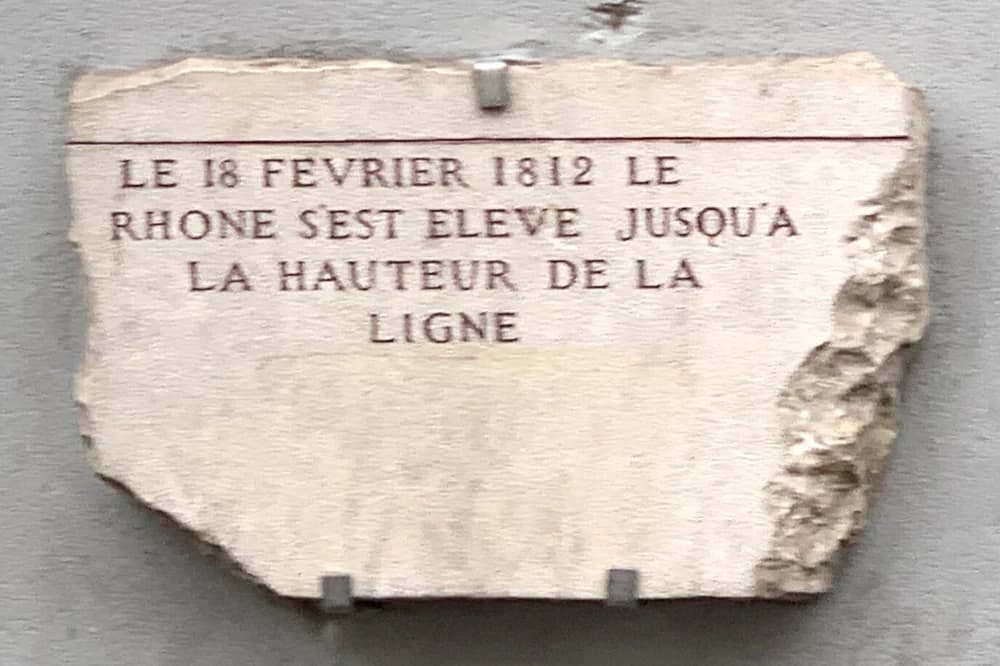 Plaque de pierre rappelant la crue du Rhône du 18 février 1812, à Lyon