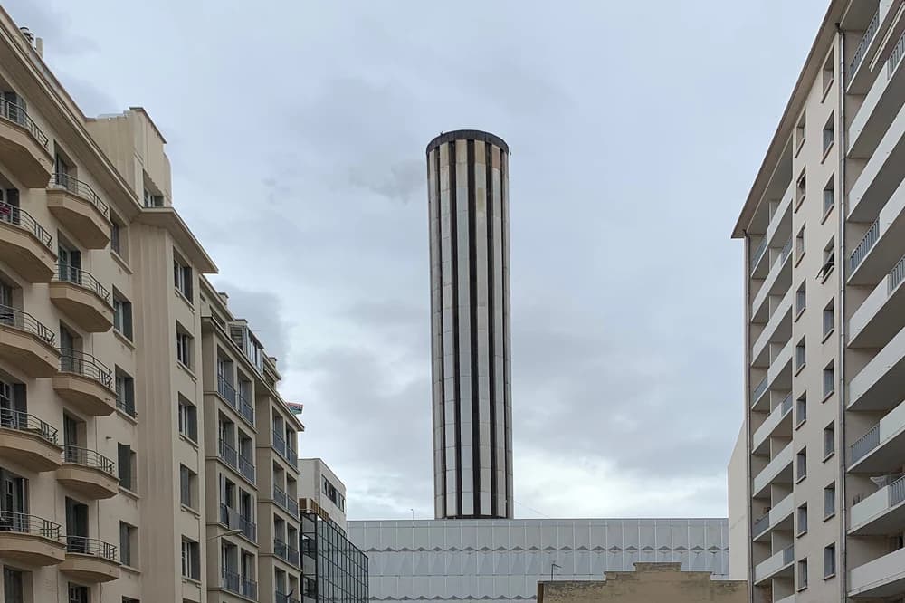 Cheminée de la chaufferie de Lafayette entre deux immeubles, à Lyon
