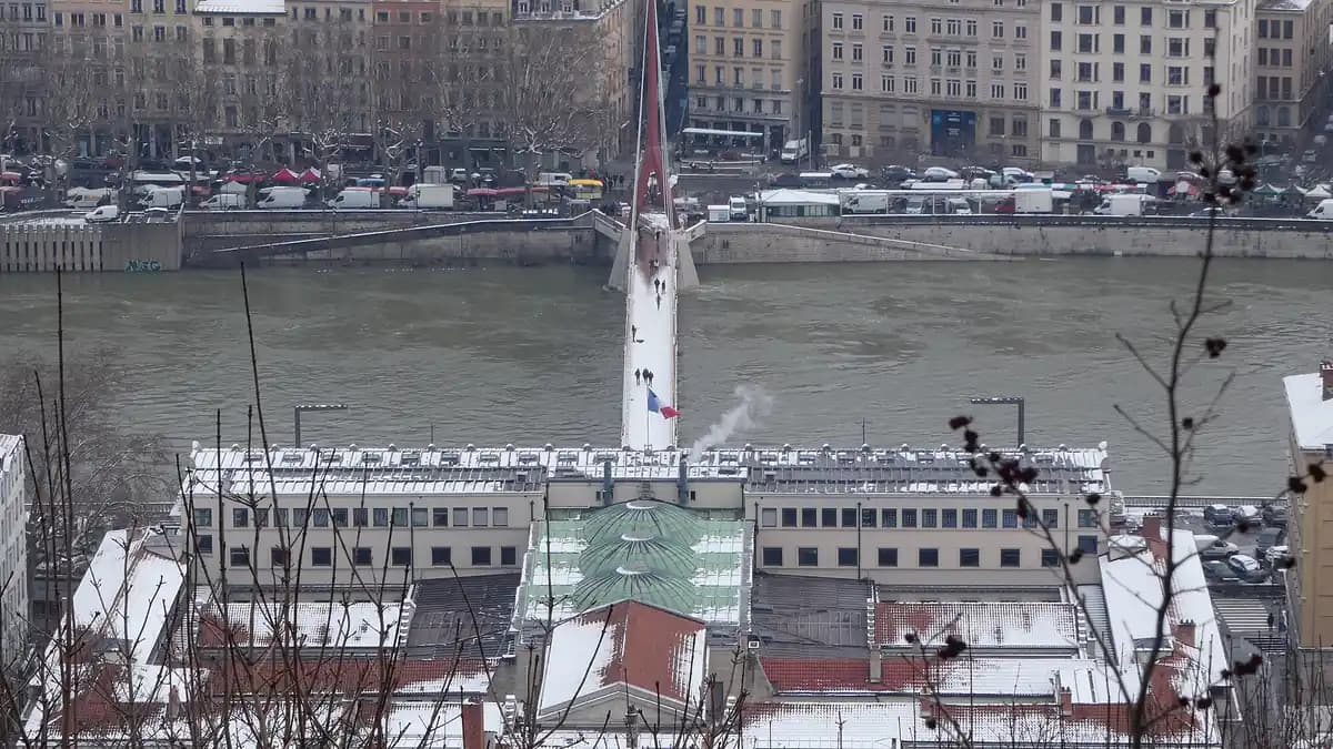 Toits de Lyon vus depuis la colline de Fourvière, palais de justice historique au premier plan