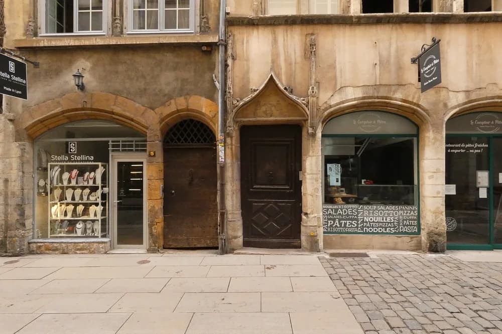 Maisons Renaissance de la rue Saint-Jean dans le Vieux-Lyon, arcades de pierre