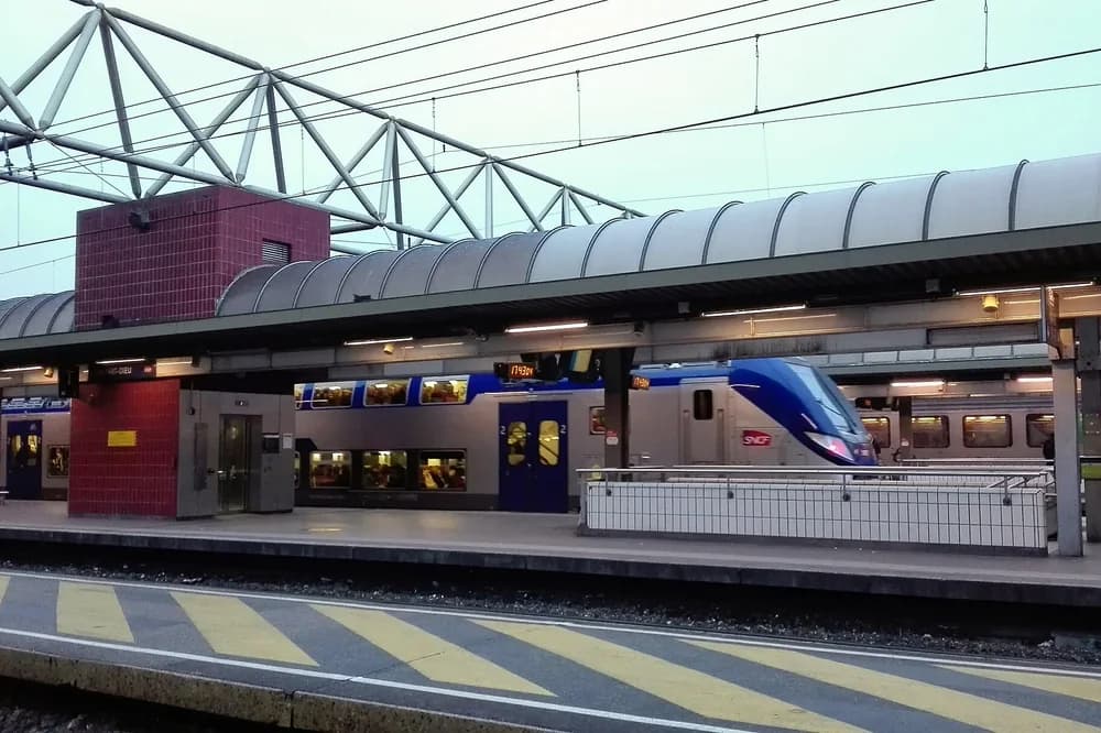 Quais et train à l'arrêt en gare de Lyon-Part-Dieu