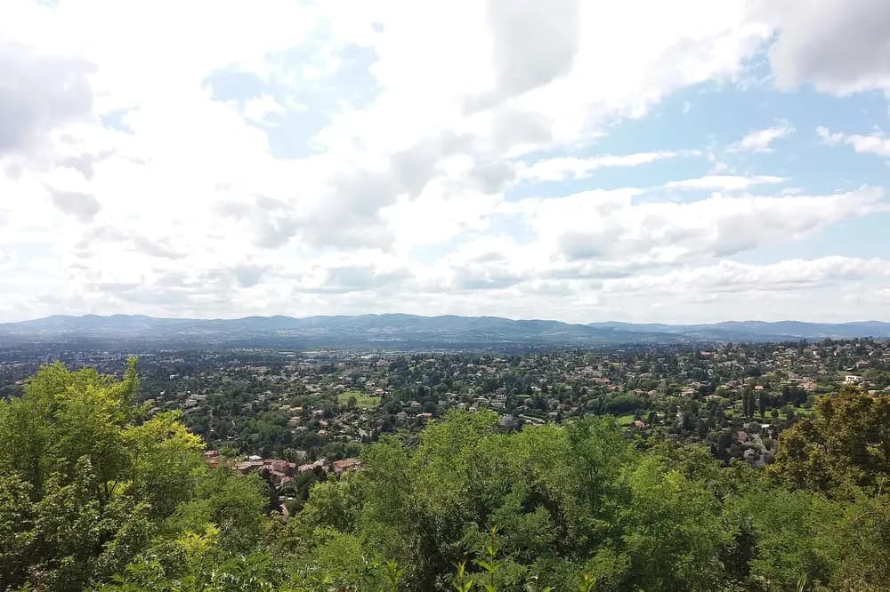 Vue sur Saint-Didier-au-Mont-d'Or depuis Saint-Cyr, collines boisées à l'ouest de Lyon