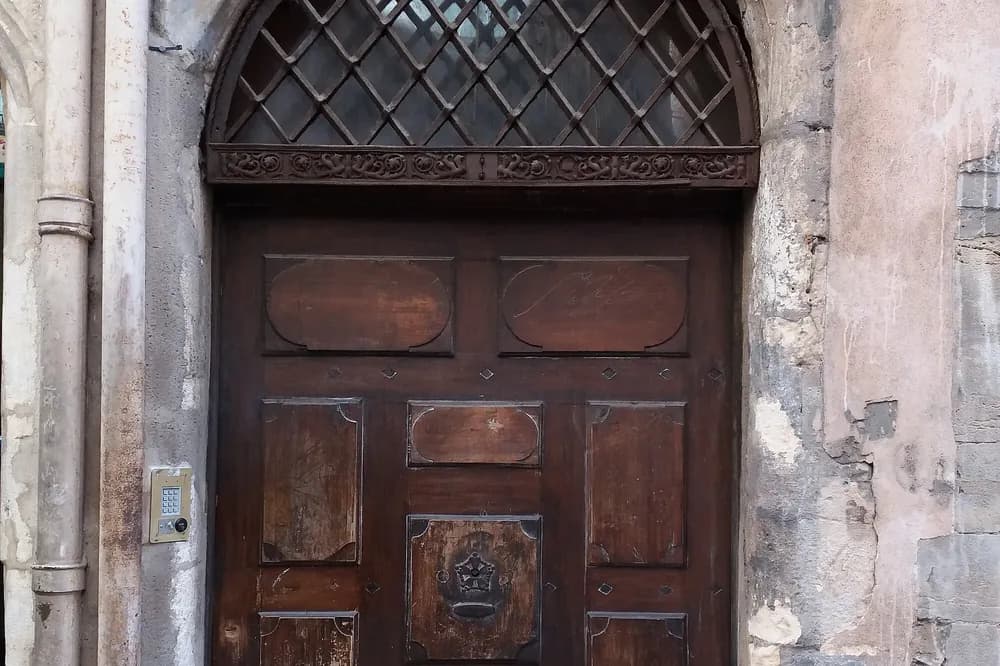 Porte de bois ancienne et son encadrement de pierre, rue Saint-Jean à Lyon