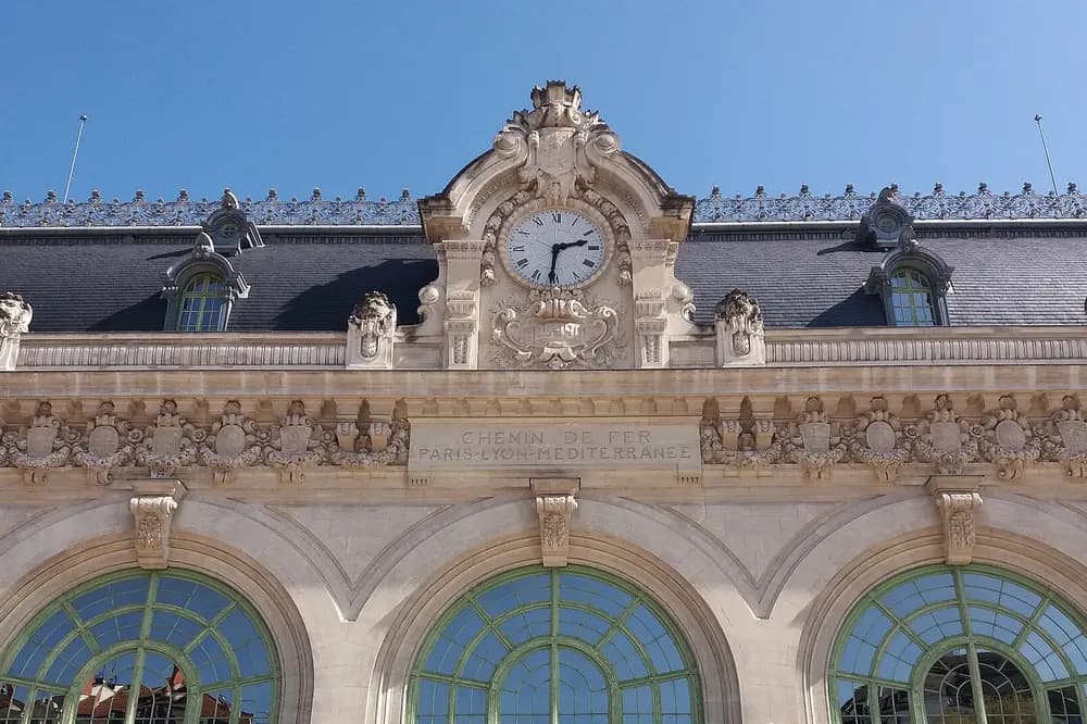 Horloge et sculptures au sommet de la façade de la gare des Brotteaux, à Lyon