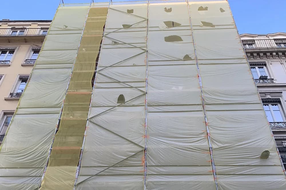 Échafaudage bâché pour un ravalement de façade, rue Molière à Lyon