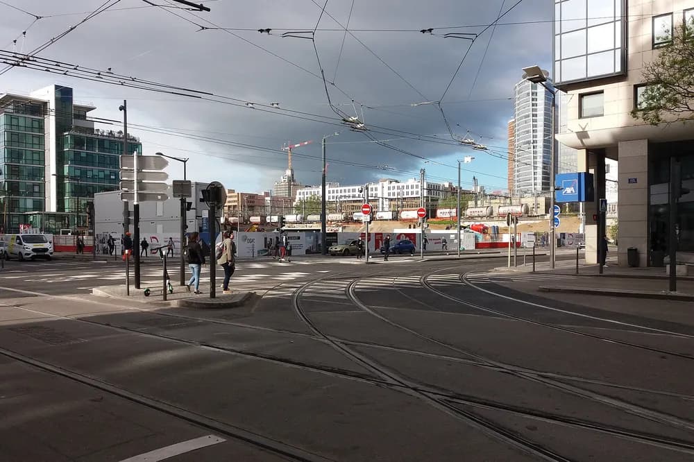 Chantier d'immeubles neufs à l'angle des rues Thiers et Lafayette, à Lyon