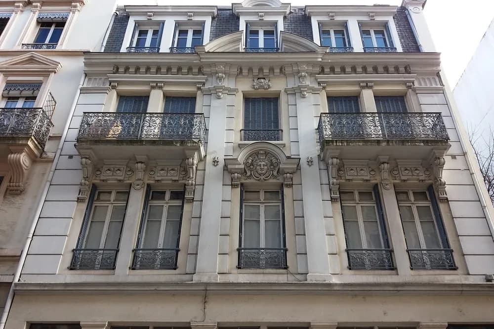 Façade d'un immeuble de rapport du XIXe siècle, balcons de fer forgé, rue Ney à Lyon